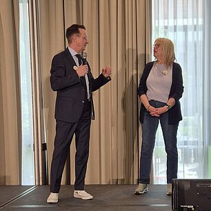 Jörg Holzhäuser in Diskussion mit Iris Brechbrühl