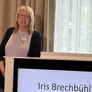 Sprecherin Iris Brechbühl auf der Bühne der Münchner Gefahrgut-Tage