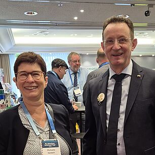 Tagungsleiter Jörg Holzhäuser mit einer Teilnehmerin