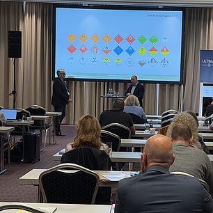 Blick auf die Bühne während einem Symposium bei den Münchner Gefahrgut-Tagen 2026