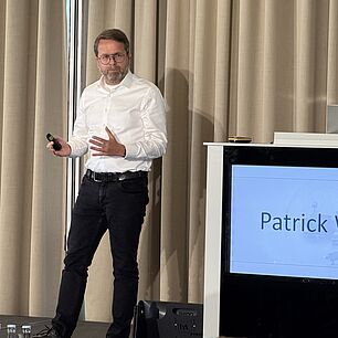 Patrick Wild als Sprecher auf der Bühne der Münchner Gefahrgut-Tage