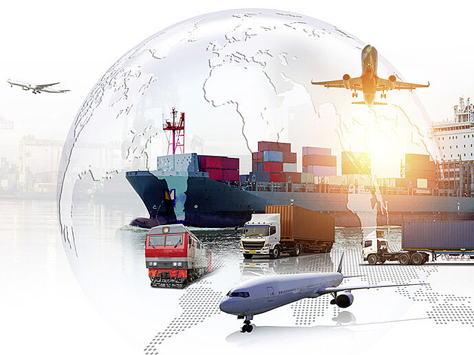 Gefahrguttransport weltweit: Schiff, Lkw, Bahn und Flugzeug vor Globus-Hintergrund“
