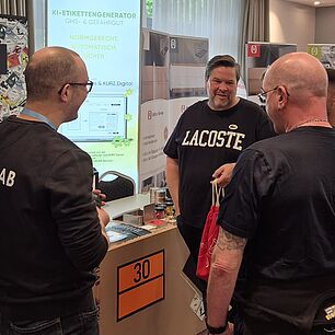 Gespräche im Ausstellungsbereich
