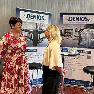 Networking während der Münchner Gefahrgut-Tage im Ausstellerbereich